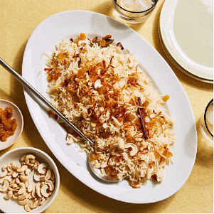 Platter of pulao with cashews, raisins and fried onions